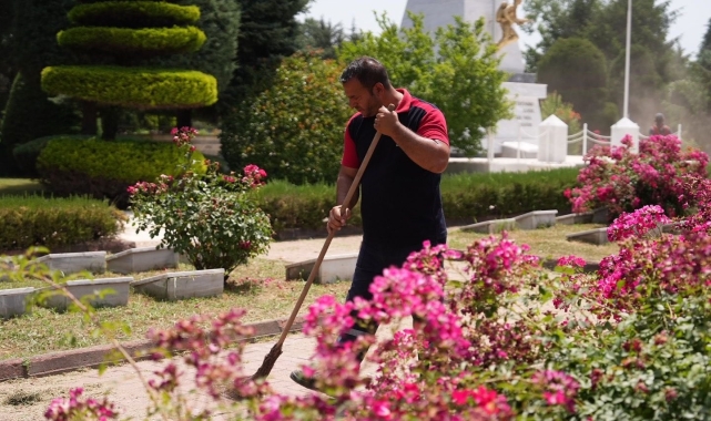 Mezarlıklar bayrama hazırlandı