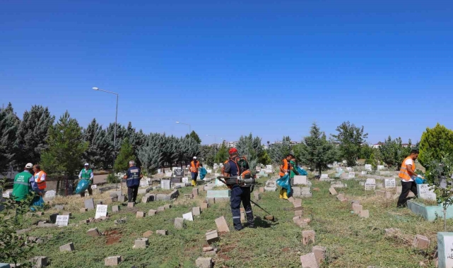 Mezarlıklarda bayram temizliği