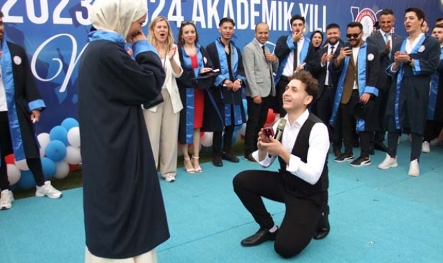 Mezuniyet töreninde sahnede evlenme teklif etti