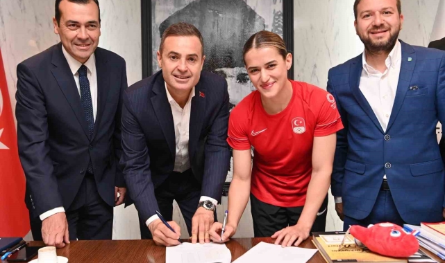 Milli boksör Kahraman, Büyükşehir Belediyesi ile sözleşme imzaladı