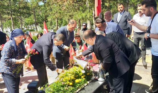 Milli Eğitim Bakanı Tekin: "Birincil görevimiz bu ülkeye sahip çıkacak, millet olarak devamını sağlayacak ve ihtiyaç duyulduğunda gözünü kırpmadan şehadete yürüyecek bir kuşak yetiştirmek"