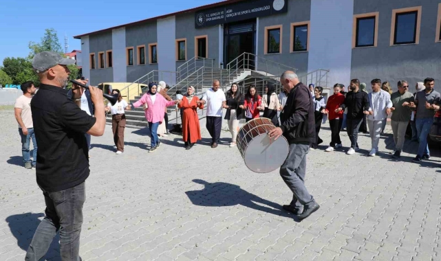Milli sporcu Sibel Oruç, Ağrı'da davul zurnayla karşılandı