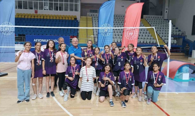 Mini Kızlar Voleybol Kulüp Müsabakaları sona erdi