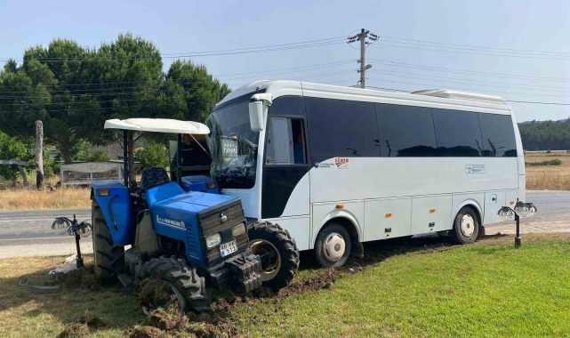 Minibüs traktöre çarptı: 1 yaralı