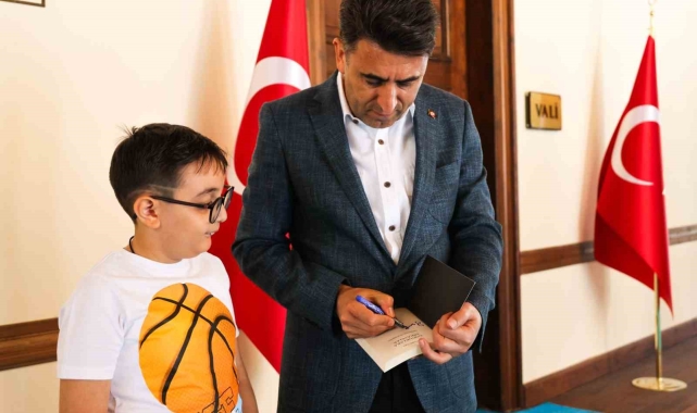 Minik kitap kurdu 4 yılda 5 bin 10 kitap okudu