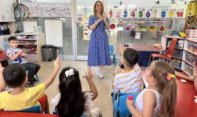 Miniklerin Huri öğretmeni, engellerini öğrencileriyle aşıyor