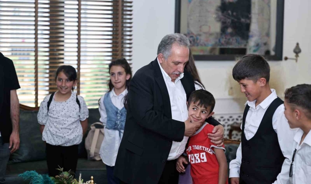 Misafirler uzaktan, ilgi yakından