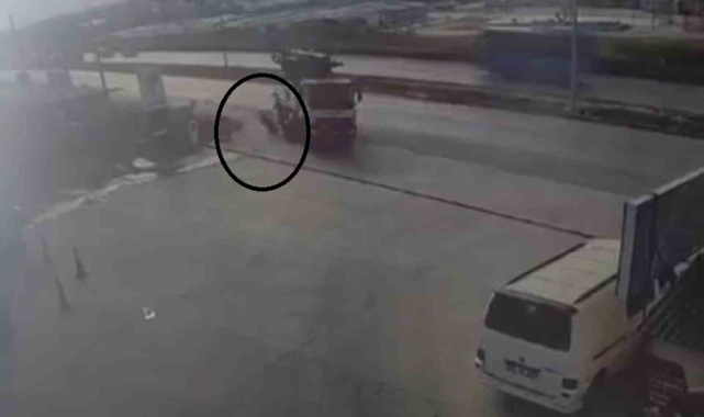 Motosiklet sürücüsünün feci kazada can verdiği anlar kamerada