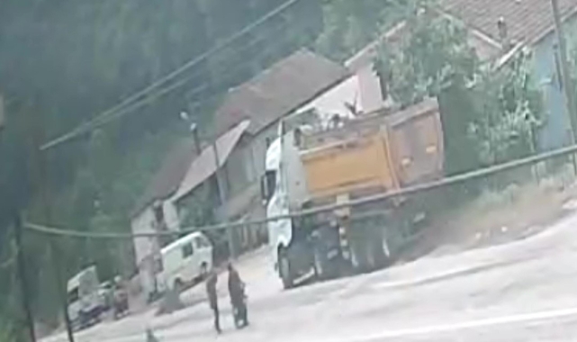 Motosiklet yayaya çarptı: 2 yaralı