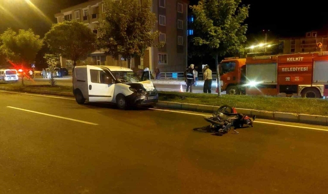 Motosikletle hafif ticari araç çarpıştı, motosiklet sürücüsü hayatını kaybetti