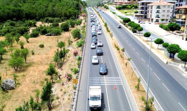 Muğla'ya tatilci akını kilometrelerce uzun kuyruk oluştu