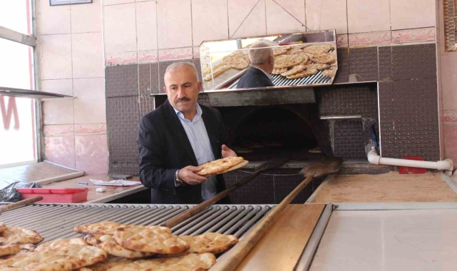 Muhtar olamadı kendini şiire verdi