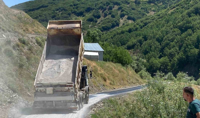 Muş'ta etkili olan sıcaklar asfaltı eritti
