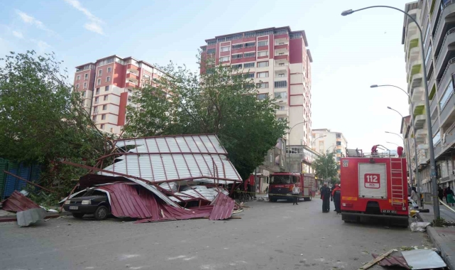 Muş'ta fırtına çatıları uçurdu