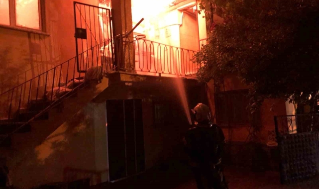 Müstakil eve yangında kullanılamaz hale geldi