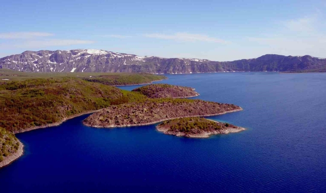 Nemrut Krater Gölü, yerli ve yabancı turistleri ağırlamaya başladı