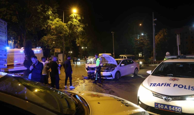 Nevşehir&#039;de 2 otomobil çarpıştı: 3 yaralı