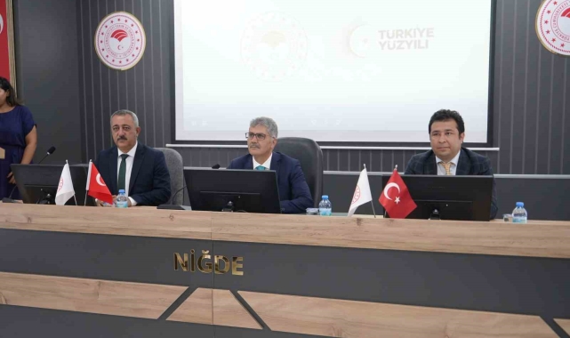 Niğde'de bireysel sulama projeleri onaylanan üreticilere temsili çekleri verildi