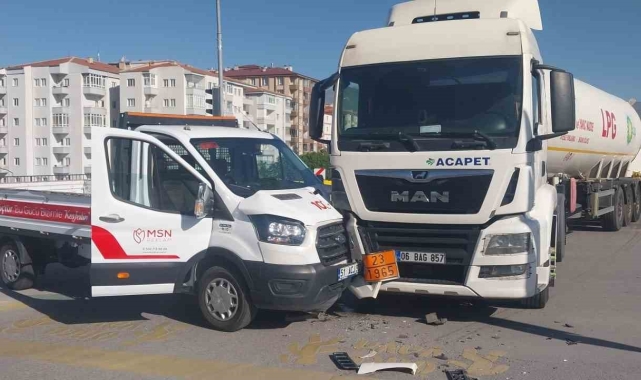 Niğde'de tır ile kamyonet çarpıştı: 1 yaralı