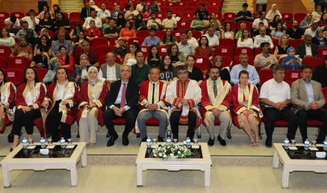 Öğrenciler beyaz önlük giydi