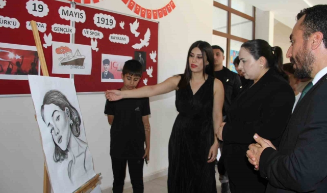 Öğrencilerden yılsonu sergisi ve şiir dinletisi