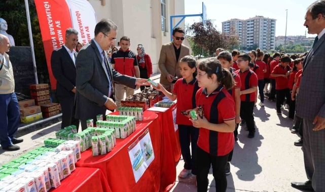 Öğrencilere süt ve kek ikram edilerek 'Dünya Süt Günü' kutlandı