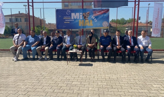 Öğrencilerin yapmış oldukları yarışmada dereceye girenlere hediye çeki verildi