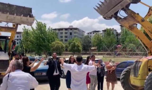 Operatör damat, gelin almaya kepçenin kovasında davulcularla gitti