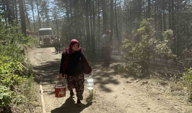 Orman yangınında yürekleri serinleten detay