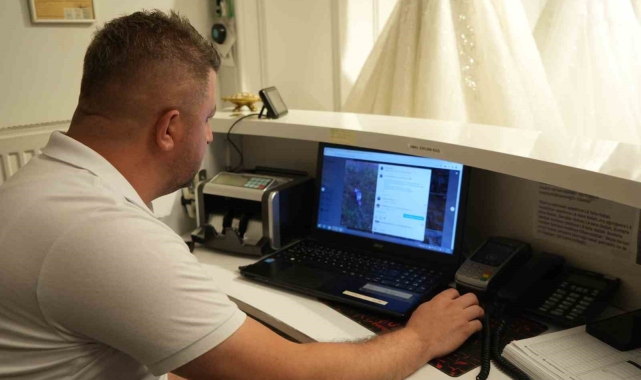 Ormanda kendisini çeken dronu gören ayı, yavrusunu korumaya çalıştı