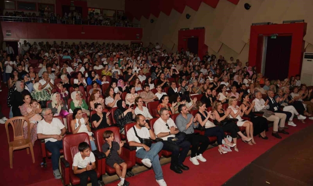 Osmangazi'de genç tiyatroculardan muhteşem sahne