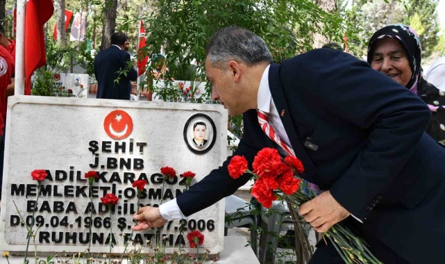 Osmaniye'de şehitler ile depremde hayatını kaybedenlerin kabri ziyaret edildi