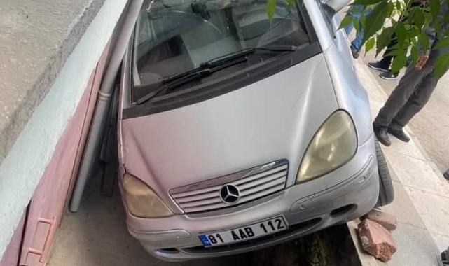 Otomobil apartman boşluğuna düştü: 2 yaralı