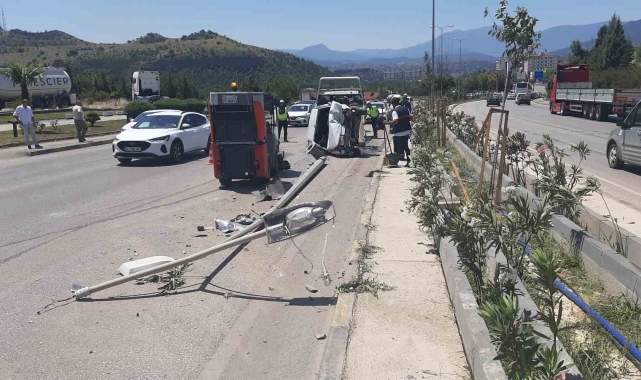 Otomobil aydınlatma direğine çarpıp devrildi: 1 yaralı