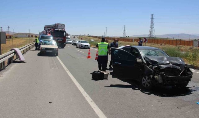 Otomobil biçerdövere arkadan çarptı: 4 yaralı