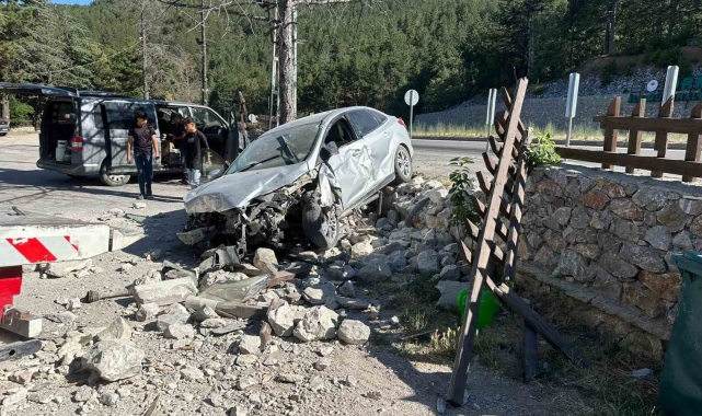 Otomobil dinlenme tesisinin bahçe duvarına çarptı, 2 kişi yaralandı