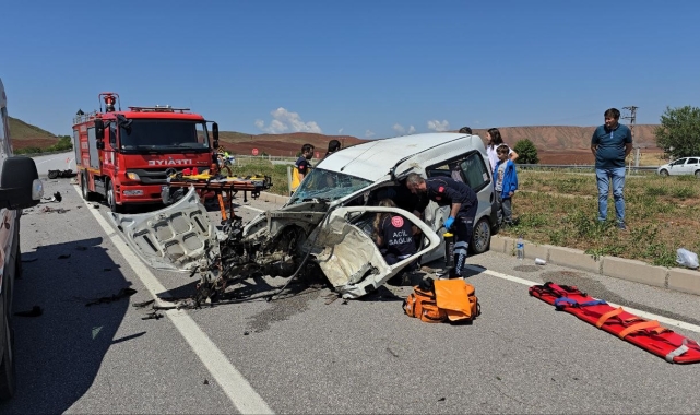 Otomobil ile ticari araç çarpıştı: 7 yaralı
