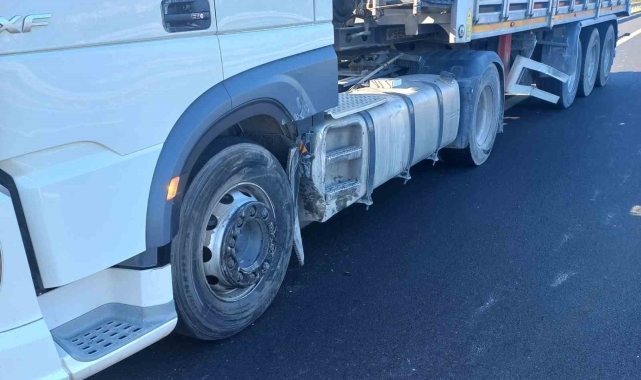 Otomobil kamyona arkadan çarptı: 2 yaralı