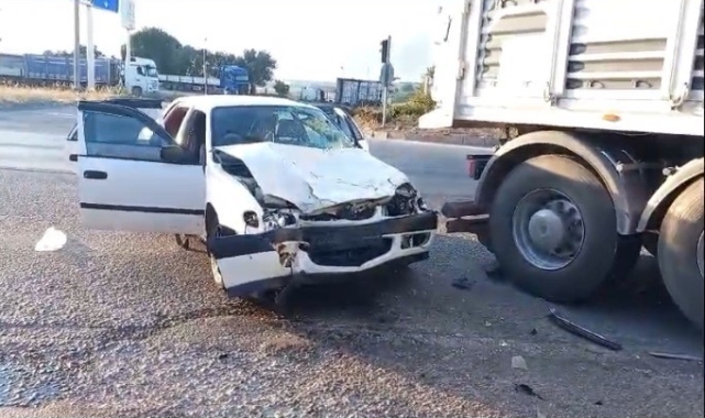 Otomobil kavşakta tıra çarptı