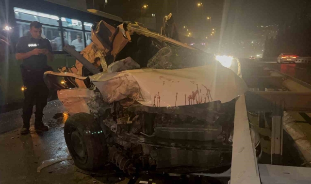 Otomobil kazada kağıt gibi ezildi: 4 yaralı