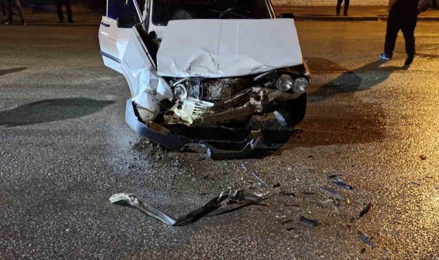 Otomobil ve ticari araç çarpıştı