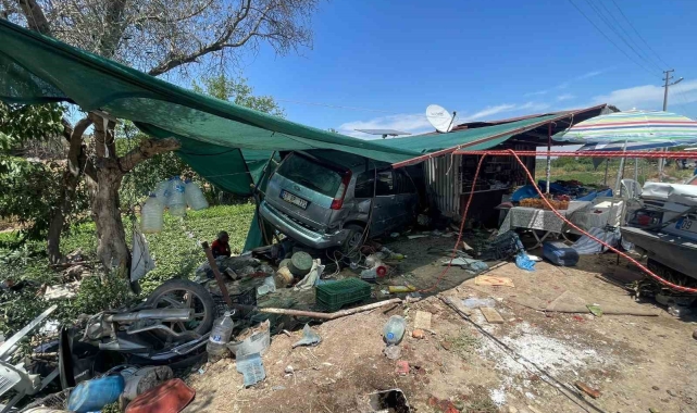 Otomobil yol kenarındaki iş yerine daldı: 1 ölü