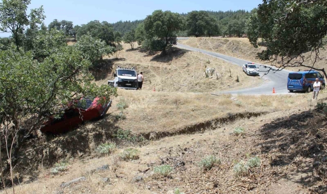 Otomobil yoldan çıkıp ağaca çarptı: 3 yaralı