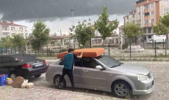 Otomobilini yatakla doludan korumaya çalıştı
