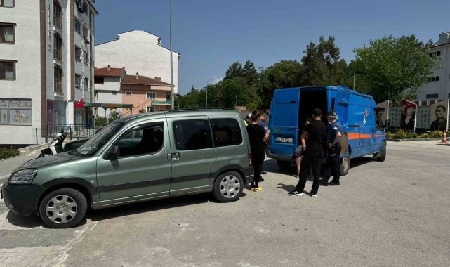 Otomobiliyle geri manevra yapan sürücü yayaya çarptı: 1 kişi yaralandı