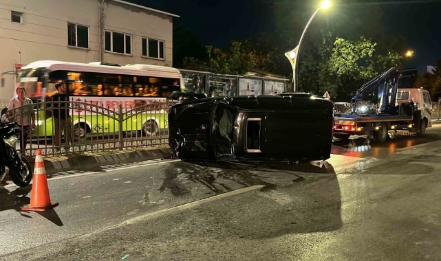 Otomobille çarpışan cip kaldırımda yürüyen gençlerin arasına daldı: 2 ölü