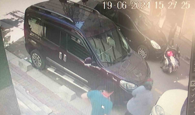 Otomobille çarpışan motosikletlinin metrelerce sürüklendiği kaza kamerada