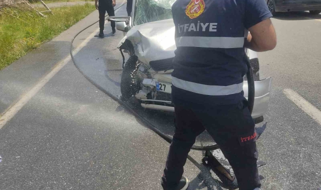 Otomobille hafif ticari araç çarpıştı: 8 yaralı