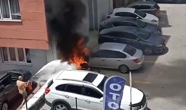 Park halindeki otomobil alev alev yandı