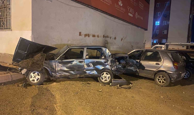 Park halindeki otomobili kağıt gibi ezdi: 1 yaralı